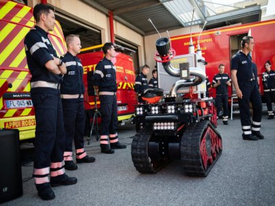 Des Marins-Pompiers de Marseille près du robot "Colossus", capable de détecter le Covid-19 et de décontaminer un environnement, le 14 mai 2020 à Marseille - CLEMENT MAHOUDEAU [AFP/Archives]