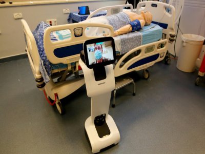 Le robot Medisana Temi a été mis au point par une société israélienne pour minimiser les contacts entre humains dans le contexte de la pandémie de Covid-19, au centre médical Chaim Sheba à Ramat Gan près de Tel Aviv, le 3 juin 2020 - GIL COHEN-MAGEN [AFP/Archives]