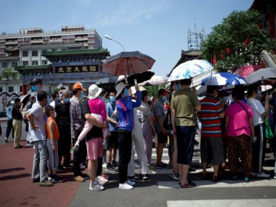 Des habitants de Pékin attendent de se faires tester le 16 juin 2020 après une résurgence de cas du Covid-19 dans la capitale chinoise - Noel Celis [AFP]