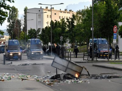 Des gendarmes devant les dommages suites aux incidents qui ont éclaté à Dijon, le 15 juin 2020 - Philippe DESMAZES [AFP]