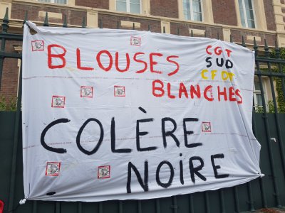 Ce drap blanc a été accroché le mardi 16 juin, aux grilles de la sous-préfecture du Havre, par des personnels soignants dans le cadre d'une journée d'action nationale.