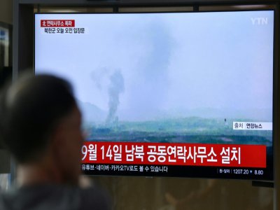 L'explosion par Pyongyang du bureau de liaison avec la Corée du sud à Kaesong est retransmise par la télévision sud-coréeene le 16 juin 2020 sur un écran dans une station ferroviaire à Séoul - Jung Yeon-je [AFP]