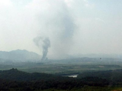 De la fumée s'échappe après l'explosion du bureau de liaison avec la Corée du sud à Kaesong, le 16 juin 2020, menée par la Corée du Nord - STR [YONHAP/AFP]