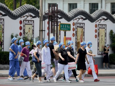 Du personnel médical arrive le 16 juin 2020 dans un centre de dépistage du coronavirus pour les personnes habitant près du marché de Xinfadi à Pékin ou s'y étant rendues. Un nouveau foyer de la maladie est apparu dans ce marché alimentaire de la capi - Noel Celis [AFP]