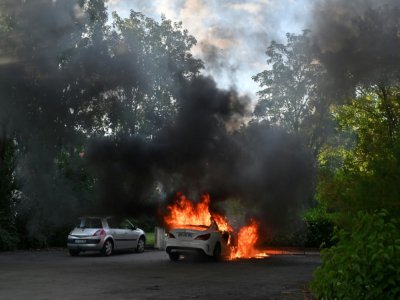 Une voiture incendiée dans le quartiert des Gresilles à Dijon, le 15 juin 2020 - PHILIPPE DESMAZES [AFP]