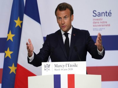 Le président Emmanuel Macron fait une déclaration lors d'une visite au laboratoire Sanofi Pasteur, le 1- jui 2020 à Marcy-l'Etoile, près de Lyon - Laurent Cipriani [POOL/AFP]