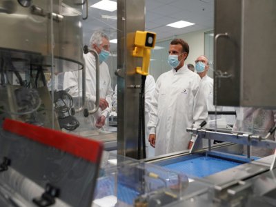 Le président Emmanuel Macron visite le laboratoire de Sanofi-Pasteur à Marcy-l'Etoile, près de Lyon, le 16 juin 2020 - Laurent Cipriani [POOL/AFP]