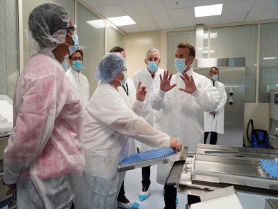 Le président Emmanuel Macron visite le laboratoire de Sanofi-Pasteur à Marcy-l'Etoile, près de Lyon, le 16 juin 2020 - Laurent Cipriani [POOL/AFP]