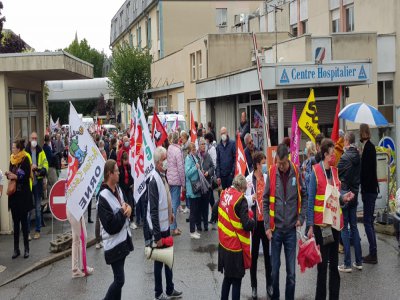 Quelque 300 manifestants ont défilé entre l'hôpital d'Alençon et la préfecture de l'Orne le mardi 16 juin.