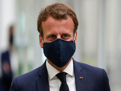 Le président français Emmanuel Macron lors d'une visite d'usine à Etaples, dans le nord de la France le 26 mai 2020 - Ludovic MARIN [POOL/AFP]