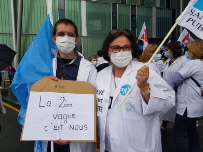 Emilien Jean et Isabelle Leralle, représentants syndicaux de l'hôpital de Lisieux, lors de la manifestation au CHU de Caen, le mardi 16 juin.