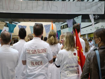 Une quinzaine de pyjamas de travail des soignants ont été suspendus sur un fil à linge
dans le hall du CHU de Caen, le mardi 16 juin.