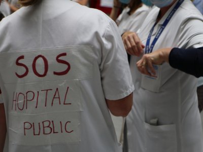 "SOS Hôpital public", voilà le type de slogan inscrit sur les blouses des différents soignants.