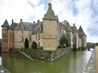 Château de Carrouges, pavillon biais et aile nord-ouest depuis les douves. - © Caroline Rose