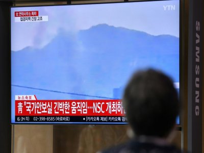 L'explosion du bureau de liaison intercoréen dans le complexe industriel de Kaesong en Corée du Nord, retransmis à la télévision dans une gare de Séoul le 16 juin 2020 - Jung Yeon-je [AFP]