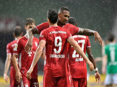 L'attaquant du Bayern Robert Lewandowski félicité par Jérome Boateng après son but contre le Werder, le 16 juin 2020 à Brême - Martin MEISSNER [POOL/AFP]