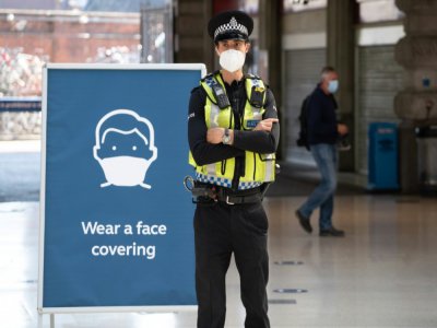 Un policier londonien porte un masqueà la station Waterloo  le 15 juin 2020 - Niklas HALLE'N [AFP]