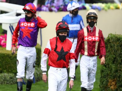 Des jockeys portent des masques pour la course de Kings Stand Stakes, qui s'est déroulée à huis-clos à Ascot, dans l'ouest de Londres, le 16 juin 2020 - Julian Finney [POOL/AFP]