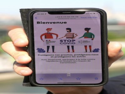 Un téléphone avec l'application StopCovid de traçage de contacts contre le coronavirus, le 29 mai 2020 à Paris - Ludovic MARIN [AFP/Archives]