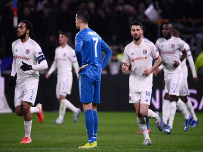 La star de la Juventus Turin Cristiano Ronaldo au milieu de plusieurs joueurs lyonnais lors du 8e de finale aller de Ligue des champions remporté 1 à 0 par Lyon le 26 février 2020 - FRANCK FIFE [AFP/Archives]