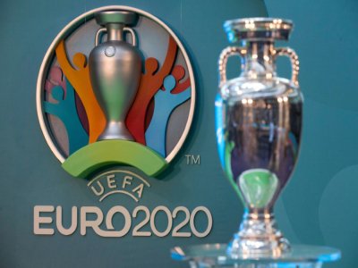 Logo et trophée de l'Euro-2020 à Londres le 21 septembre 2016 - JUSTIN TALLIS [AFP/Archives]
