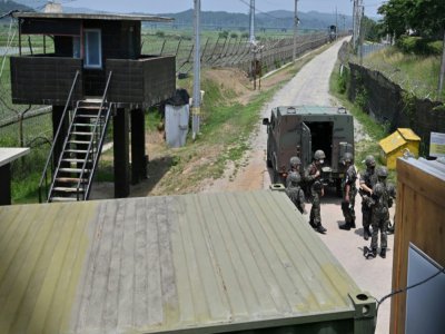 Des soldats sud-coréens près d'un poste de contrôle dans la ville frontalière de Paju, le 17 juin 2020 - Jung Yeon-je [AFP]