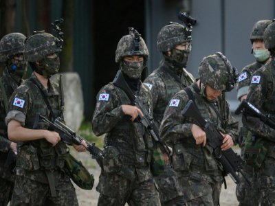 Des soldats sud-coréens patrouillent à la frontière nord-est du pays le 16 juin 2020 - Ed JONES [AFP]