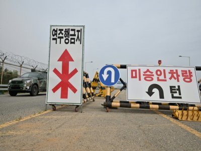 Un véhicile militaire sud-coréen sur le pont Tongil qui relie à la Corée du Nord, à Paju le 17 juin 2020 - Jung Yeon-je [AFP]