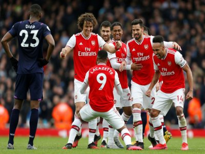 L'attaquant français d'Arsenal, Alexandre Lacazette (c, de dos), fête son but avec des équipiers lors du match de Premier League face à West Ham, à Londres, le 7 mars 2020 - Ian KINGTON [AFP/Archives]