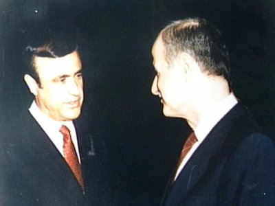 Rifaat al-Assad (G) et son frère, l'ancien président syrien Hafez al-Assad (D) en 1986 - - [AFP/Archives]