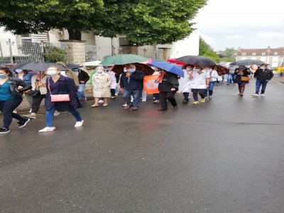 Une centaine de personnes ont défilé pour l'hôpital à Falaise le mardi 16 juin. - Olivier Sauvage