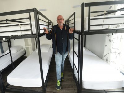 José Fernandez dans le dortoir vide de son gîte Izaxulo, le 8 juin 2020 à Saint-Jean-Pied-de-Port - GAIZKA IROZ [AFP]