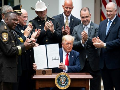Le président américain signe un décret dans les jardins de la Maison Blanche, le 16 juin 2020 - SAUL LOEB [AFP]