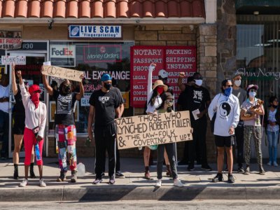 Des manifestants réclament justice à Palmdale (Californie) le 16 juin 2020 après la mort de Robert Fuller, un jeune homme noir retrouvé pendu à un arbre - ARIANA DREHSLER [AFP]