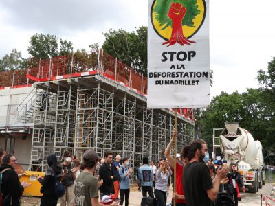 Les militants ont brièvement envahi le chantier qui fait face au Zénith de Rouen, le mercredi 17 juin.