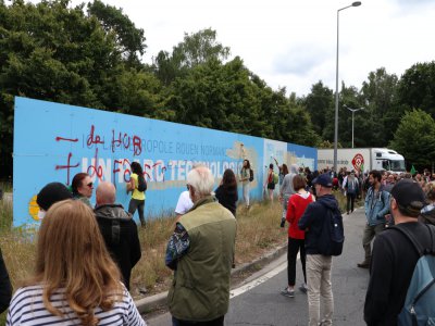 Les militants ont recouvert de peinture les panneaux qui font la promotion du projet.