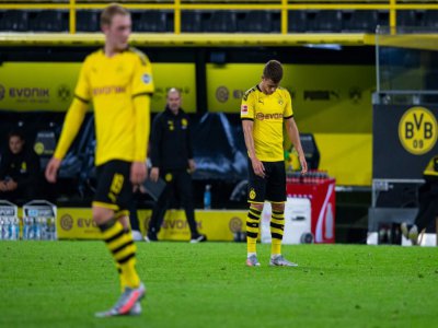 L'attaquant belge de Dortmund, Thorgan Hazard (c), dépité après la défaite de son équipe contre Mayence, à domicile, le 17 juin 2020 - Guido KIRCHNER [POOL/AFP]