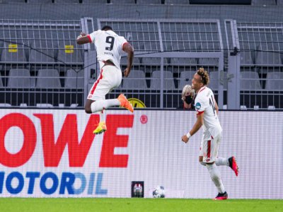 L'attaquant français de Mayence, Jean-Philippe Mateta (g), saute de joie après son but à Dortmund, lors du match de Bundesliga, le 17 juin 2020 - Guido KIRCHNER [POOL/AFP]