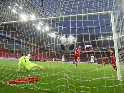 Le milieu de Leverkusen, Kai Havertz (c), marque le 2e but de l'équipe contre Cologne, à domicile, le 17 juin 2020 - INA FASSBENDER [POOL/AFP]