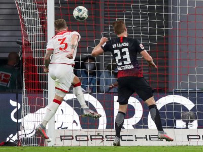 Le défenseur de Düsseldorf, Andre Hoffmann (g), égalise (2-2) dans le temps additionnel à Leipzig, le 17 juin 2020 - Ronny HARTMANN [POOL/AFP]