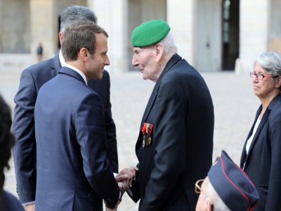 Le président français Emmanuel Macron salue Hubert Germain, l'un des quatre derniers compagnons de la Libération, le 22 septembre 2017 à Paris - LUDOVIC MARIN [POOL/AFP/Archives]