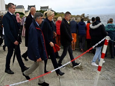 La présidente du Rassemblement national Marine Le Pen Marine Le Pen (C) quitte l'île-de-Sein tandis que des habitants lui tournent le dos, le 17 juin 2020 - Damien MEYER [AFP]