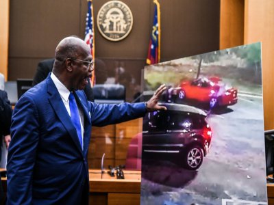 Le procureur du comté de Fulton, Paul Howard, montre des images de l'interpellation de Rayshard Brooks, le 17 juin 2020 dans un tribunal d'Atlanta, en Géorgie - CHANDAN KHANNA [AFP]