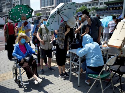 Des Chinois attendent pour se faire tester au coronavirus, le 17 juin 2020 à Pékin, après l'apparition de nouveaux cas - Noel Celis [AFP]