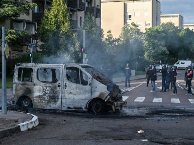 Une camionnette incendiée dans le quartier des Gresilles à Dijon, le 15 juin 2020 - PHILIPPE DESMAZES [AFP]