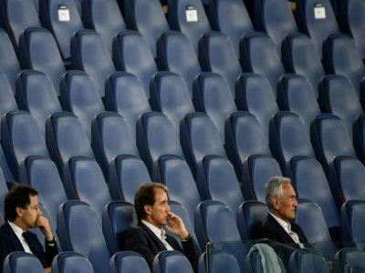 Le sélectionneur nationale de l'équipe d'Italie Roberto Mancini, au centre, aux côtés de Gabriele Gravina le président de la fédération italienne de football, lors de la finale de la Coupe d'Italie opposant Naples à la Juventus Turin le 17 juin 2020 - Filippo MONTEFORTE [AFP]