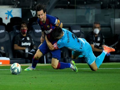 Lionel Messi, le prodige argentin du Barça, "plaqué" par le défenseur de Leganes Unai Bustinza, lors du match de football opposant les deux équipes au Camp Nou à Barcelone le 16 Juin 2020. - LLUIS GENE [AFP]