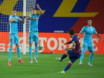 Lionel Messi frappe la balle lors du match contre Leganes au Camp Nou, le 16 juin 2020 à  Barcelone. - LLUIS GENE [AFP]