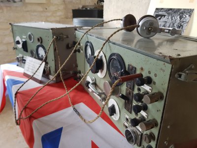 Un amplificateur de ligne de l'époque est installé au musée de la radio de Creully, dans la tour carrée.