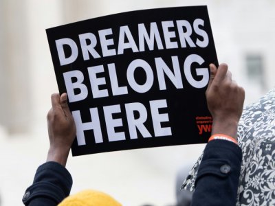 Une personne brandit une pancarte de soutien aux "Dreamers", le 12 novembre 2019 à Washington - SAUL LOEB [AFP]